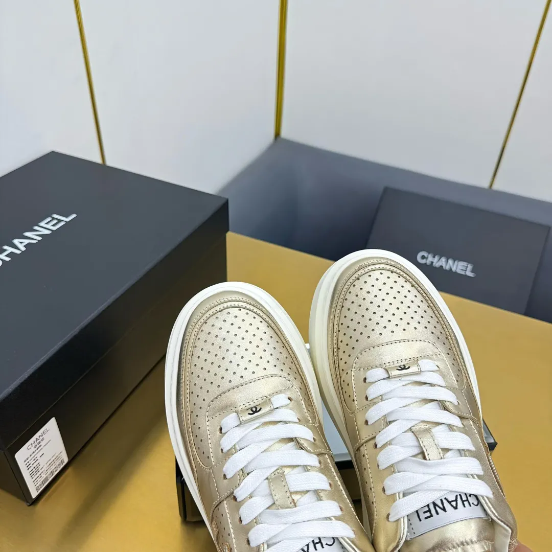 👟👟Ex-factory price 600👟👟 Upgraded version, upgraded version, upgraded version! No rebuttal accepted! ! ! ! Chanel Chanel panda shoes! 2025 counter's top casual sports shoes. This classic design; the upper is electro-embroidered with a variety of techniques; the outsole is fashionable and sporty; the unusual inclusion of a variety of color matching elements... The diversified mix and match is very good-looking and versatile, and can be used for leisure, fashion, sports, and outdoor... ꫛꫀꪝ Go➫ Materials: ❶Upper made of: original imported first-layer silk cowhide + original waterproof cloth + original first-layer cowhide ❷Inner lining: Original Yangli+Net ❸Outsole based on: Original TPU combination outsole Counter boutique packaging complete set for women 35–41 👉 👉